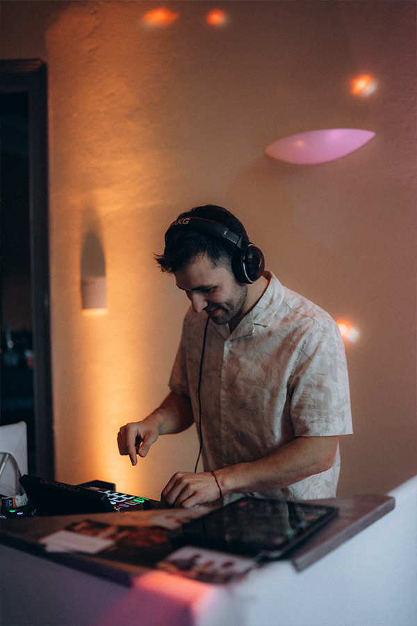 Hochzeits-DJ am DJ-Pult